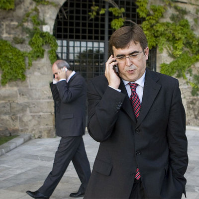 Chaves (al fondo) y Antich, tras su reunión en Palma.