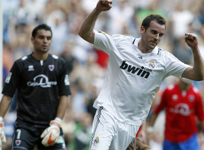 Metzelder celebra un gol al Numancia, en la segunda jornada de Liga.