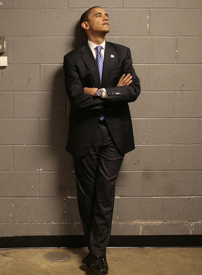 Mayo de 2008. Barack Obama, entonces aspirante a la presidencia, espera apoyado en la pared el comienzo de un mitin en Sioux Falls (Dakota del Sur). rnFoto: AP