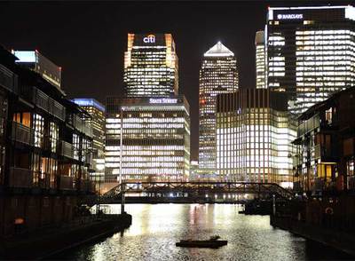 Una imagen nocturna del barrio financiero de Canary Wharf en marzo pasado.