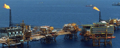 El petróleo, la materia prima por excelencia, ha subido casi un 50% desde sus mínimos de diciembre. En la imagen, una plataforma de Pemex en el golfo de México.