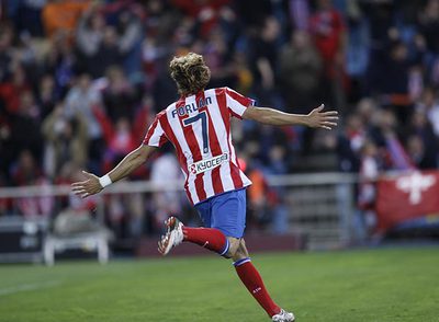 Forlán celebra su gol, el primero del Atlético.