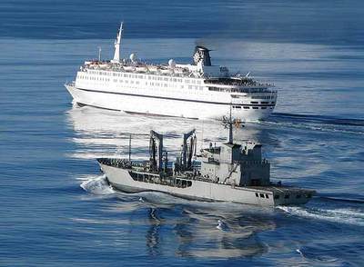 El buque español  Marqués de la Ensenada   escolta al crucero   Melody   tras el ataque pirata .