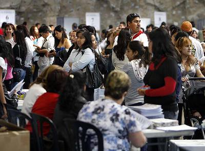 Ciudadanos ecuatorianos en el colegio electoral instalado en Valencia.