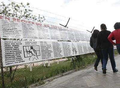 Una pancarta de 27 metros por la memoria histórica