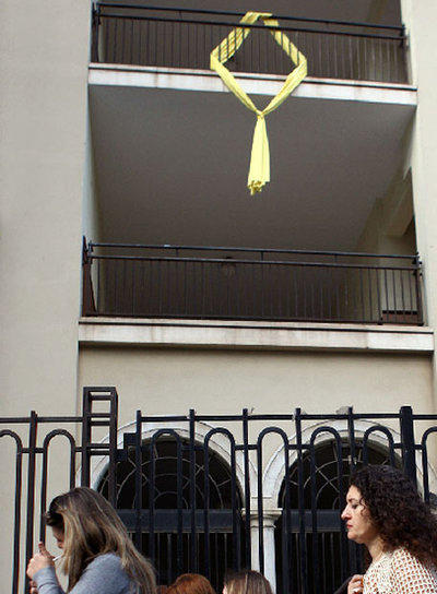 UN LAZO AMARILLO POR LA HUELGA.