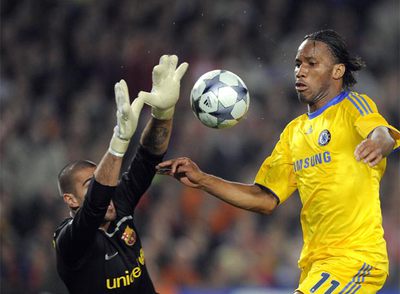 Valdés salva un remate a quemarropa de Drogba, una de las ocasiones más claras del Chelsea.