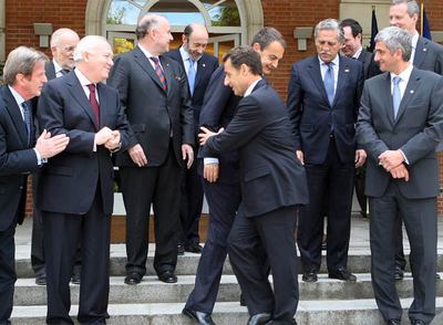 Sarkozy sujeta a Zapatero a las puertas de La Moncloa durante la  foto de familia  de la cumbre bilateral.