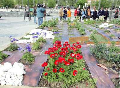 El jurado observa la obra  Nature vs Homme  de las madrileñas Gema Pérez y Consuelo Velázquez en la plaza de Pío Baroja.