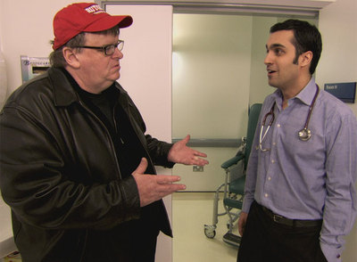 Michael Moore, con uno de los médicos que aparecen en el documental  Sicko. 