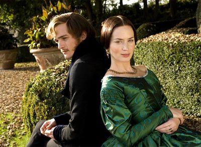 Rupert Friend y Emily Blunt, en un fotograma de  La reina Victoria.  