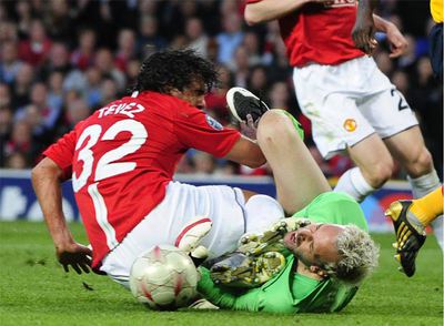 Tévez y Almunia chocan en una jugada.