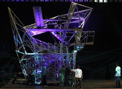 Montaje de la escenografía del espectáculo  Nearly Ninety,  concebido en el estudio de la arquitecta Benedetta Tagliabue.