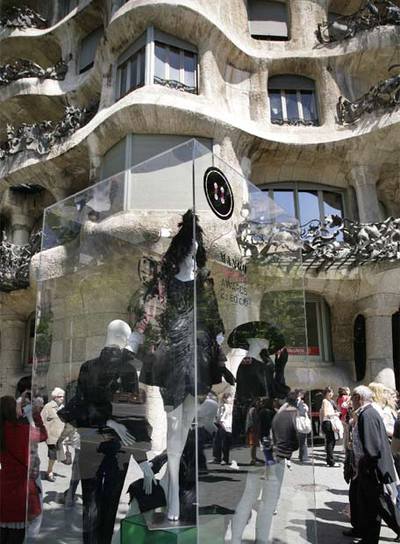 Cubos delante de la Pedrera donde se exponían los modelos.