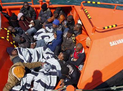 Muere un inmigrante a su llegada  a Tarifa en una patera