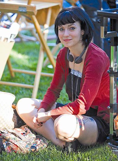 En esta foto, Diablo Cody tratando de pasar desapercibida en el rodaje de   United States of Tara. 