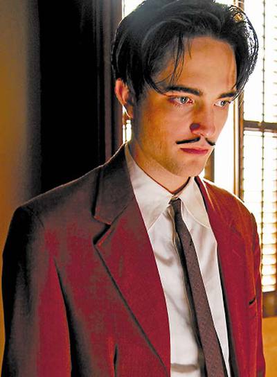 Antes de desarrollar colmillos para   Crepúsculo,   Robert Pattinson se atusó el bigote de Dalí en   Sin límites,   una coproducción hispano-inglesa dirigida por Paul Morrison. 