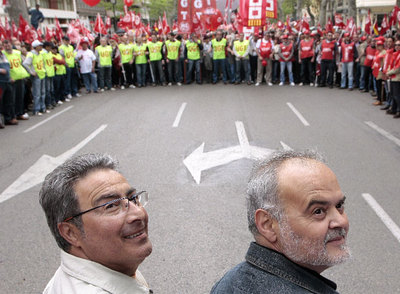 Los secretarios generales de CC OO-PV y UGT-PV, Francisco Molina y Conrado Hernández, ayer en la manifestación del Primero de Mayo en Valencia. rn santiago carreguírnTrabajadores de Alcoa, ayer, en la manifestación de Alicante.