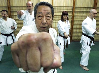 Yosuke Yamashita, con cuatro de sus alumnos en su gimnasio de la calle de Echegaray.