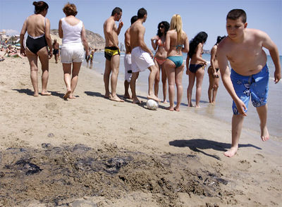 LAS PLAYAS DE ALICANTE SE LLENAN DE PÚBLICO... Y DE MEDUSAS