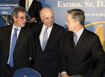 El presidente de Colombia, Álvaro Uribe, con los presidentes de Telefónica, César Alierta, y del BBVA, Francisco González, el martes. rnEFE