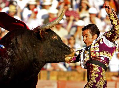 El Fundi, con el cuarto toro de la corrida de ayer, última de la feria.