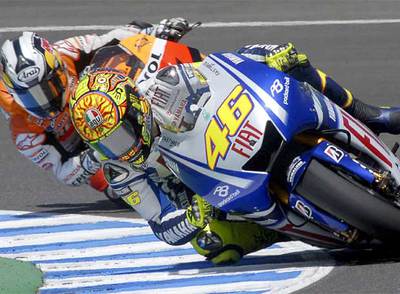 Valentino Rossi, justo después de adelantar a Dani Pedrosa.