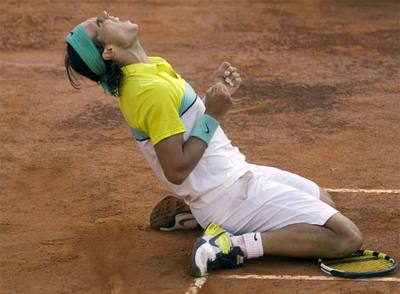 Rafael Nadal celebra su victoria sobre Novak Djokovic en el Masters  de Roma. 