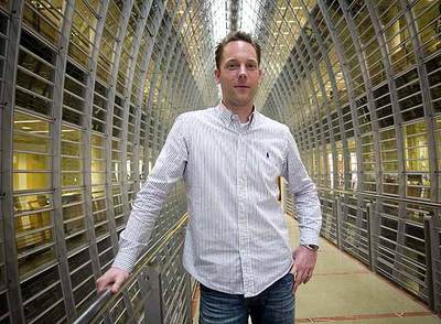 Mirco Iwan, ex directivo alemán del sector de la inversión que hace un  master .