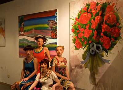Modelos de ropa de la diseñadora Viki Vassiliou en Despacio de Arte, en Sevilla.