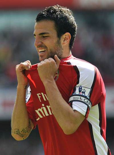 Cesc festeja un tanto con el Arsenal.