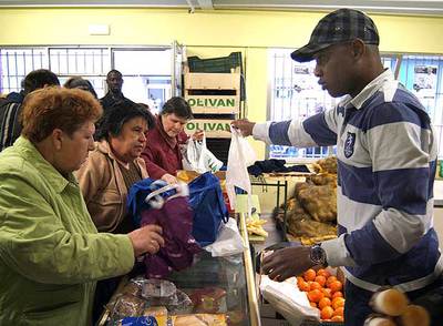 Un economato para inmigrantes atrae a gallegos ahogados por la crisis