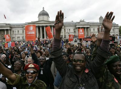 Miles de inmigrantes exigieron la regularización de los  sin papeles , ayer en un acto en Londres.