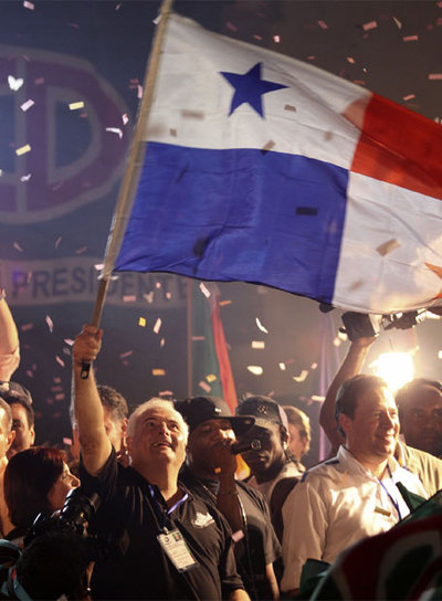 Ricardo Martinelli, con una bandera de Panamá, celebra su triunfo.
