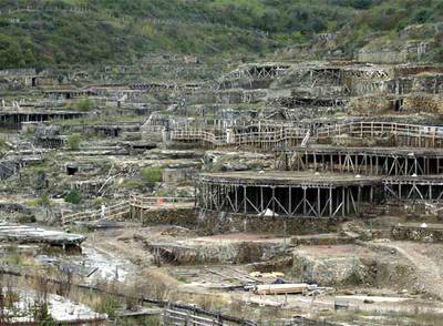 Vista parcial de algunas de las eras de Salinas de Añana donde se producía sal por evaporación.