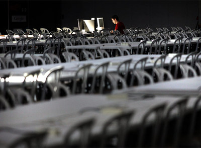 Preparativos en un pabellón de la Feria de Valencia antes de la celebración del Campus Party, la convocatoria informática de mayor relevancia en España.