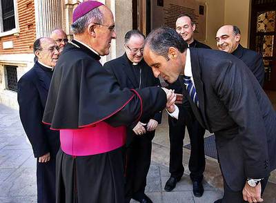 Camps recibe al nuevo arzobispo en el Palau de la Generalitat