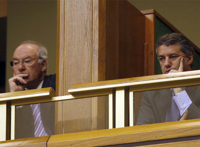 El ex  lehendakari  José Antonio Ardanza y el presidente del PNV, Iñigo Urkullu, siguen el debate.