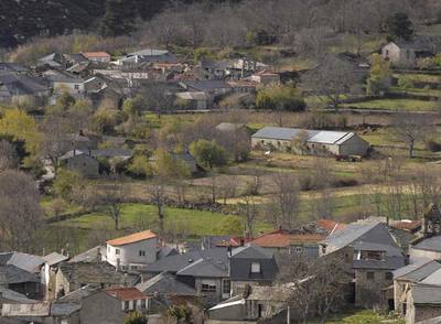 Vista de Castromil, con sus  barrios  orensano (al fondo) y zamorano, en el límite geográfico entre A Mezquita y Hermisende.