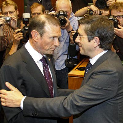 El  lehendakari  Patxi López (a la derecha) saluda a Ibarretxe tras la sesión de investidura.