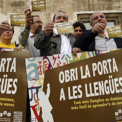 Escola Valenciana y la Plataforma per l'Ensenyament, ayer, en el Palau de la Generalitat.