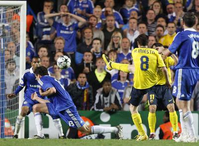 Iniesta marca en el descuento el gol que clasifica al Barça para la final de Roma.