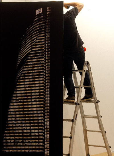 Un operario coloca la obra Torrespacio, de José Manuel Ballester.