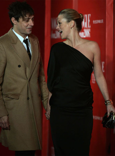 Kate Moss ríe junto a su novio Jamie Hince, el pasado diciembre.