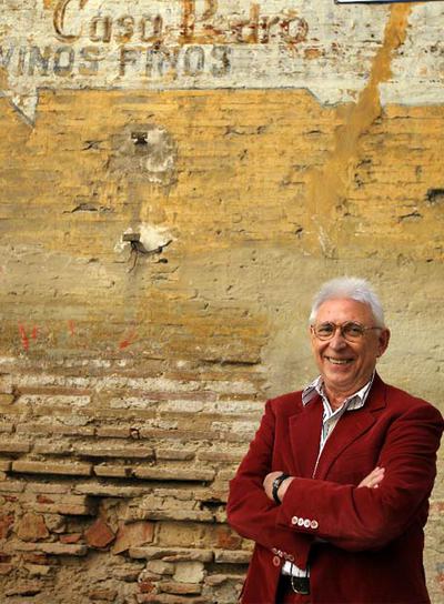 Raimon, cerca de lo que fue Casa Pedro, donde cantó  Al vent  en 1961.