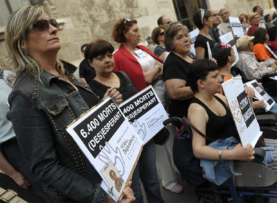 Concentración, ayer, ante la Generalitat en recuerdo de las personas muertas sin haber recibido ayudas de la ley de Dependencia.