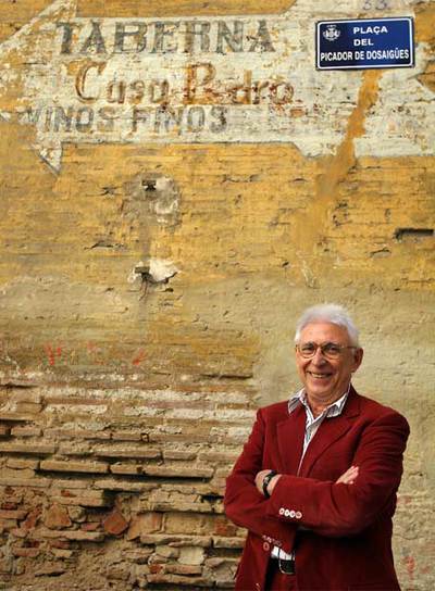 Raimon, junto a la desaparecida tasca Casa Pedro de Valencia, donde cantó  Al vent  en 1961.