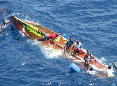 Los presuntos piratas apresados el miércoles tras naufragar su embarcación.