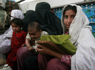 Un grupo de vecinos de Buner huyen en un camión de los bombardeos del Ejército.