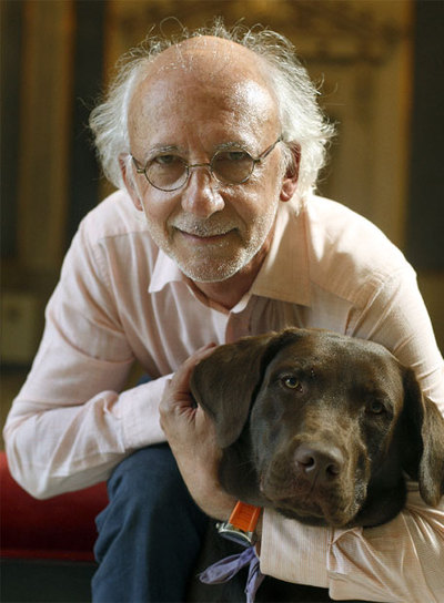 Joan Maria Gual, con su perra  Puck  en el Teatro Español.